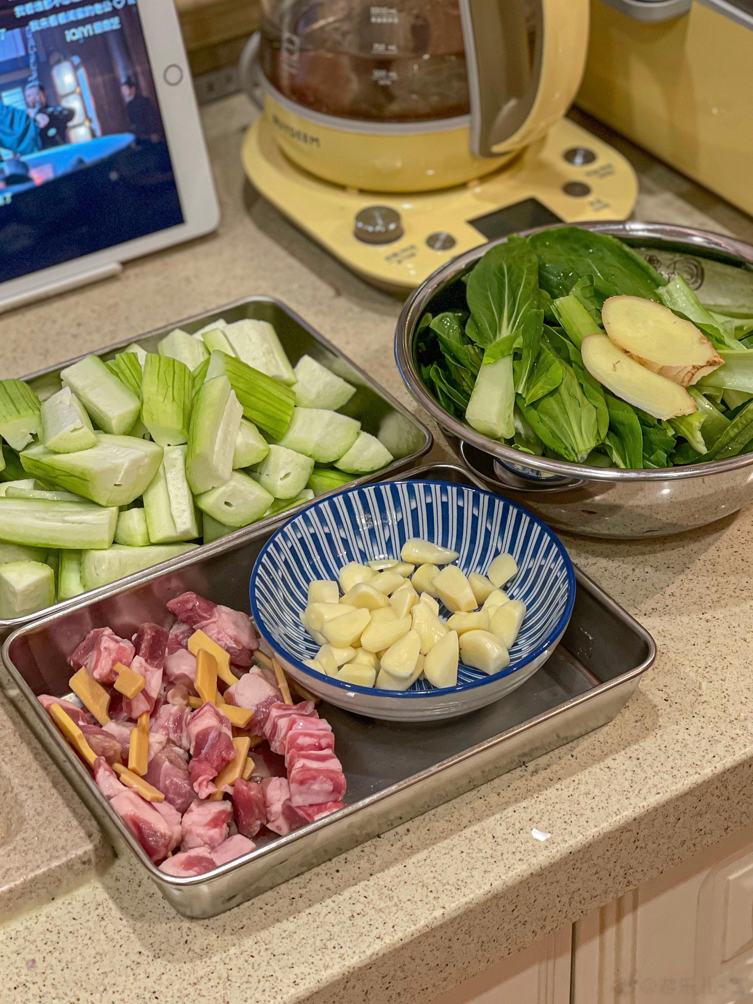 超快速做完了晚餐，红烧鸡翅+mini羊肉串+蒜炒丝瓜，真的非常下饭[哈哈]。乔乔