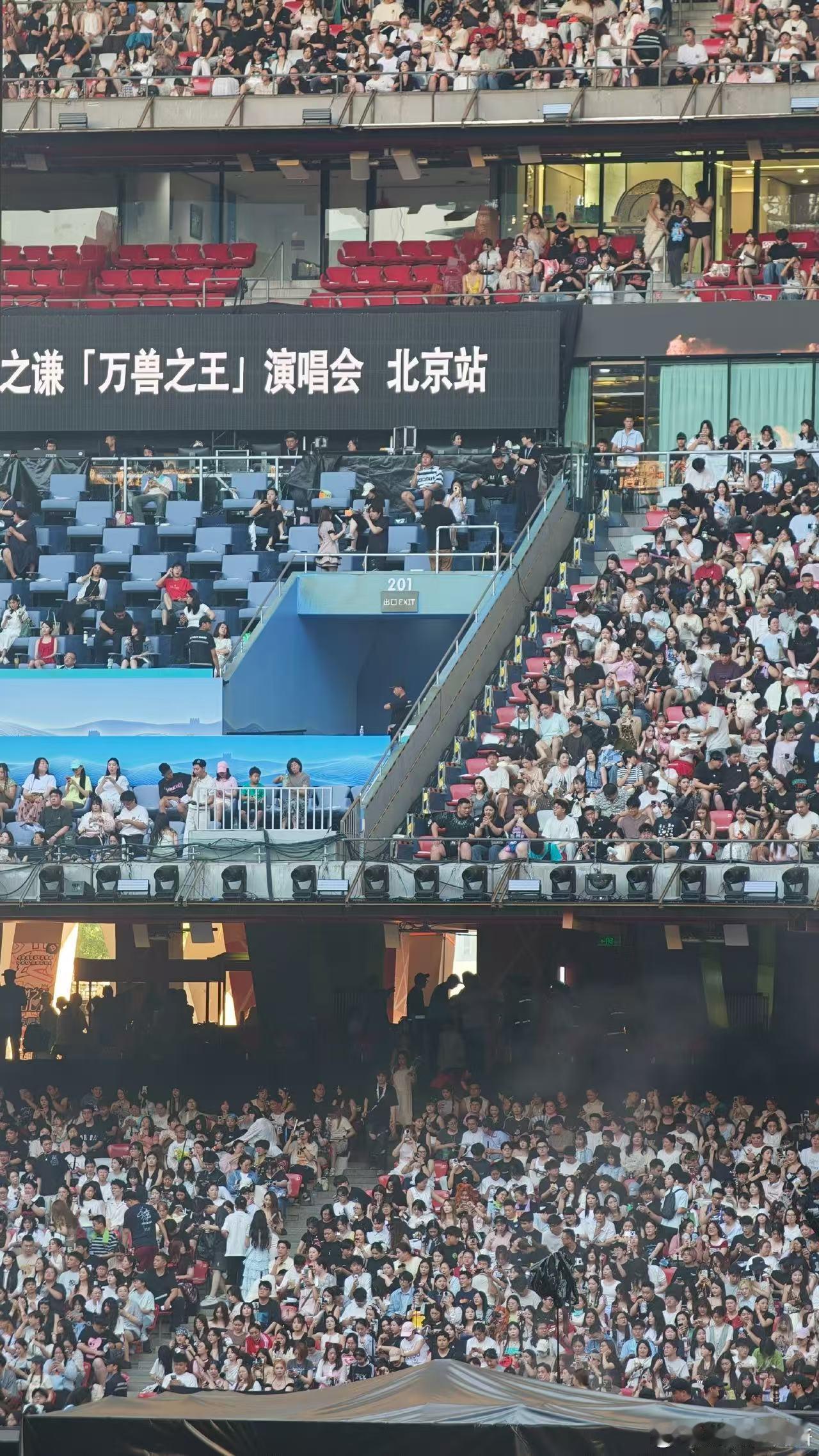 薛之谦鸟巢生日场座无虚席开场前八分钟就座无虚席！薛之谦鸟巢生日场人气太旺，一眼望