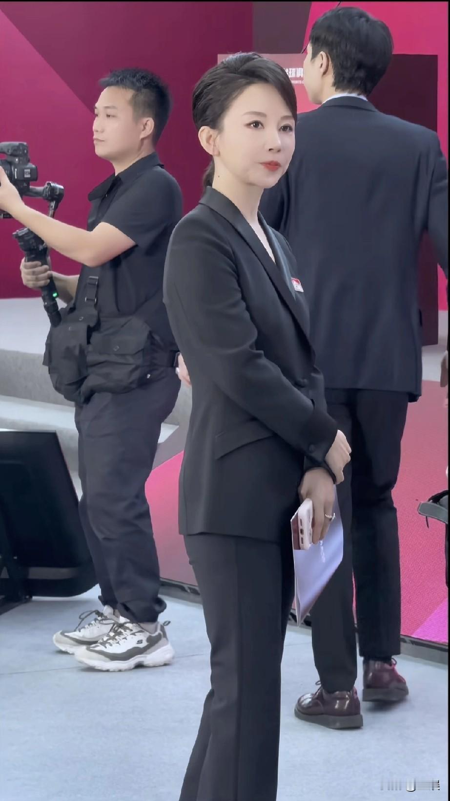 潘晓婷正装黑西装，利落气质