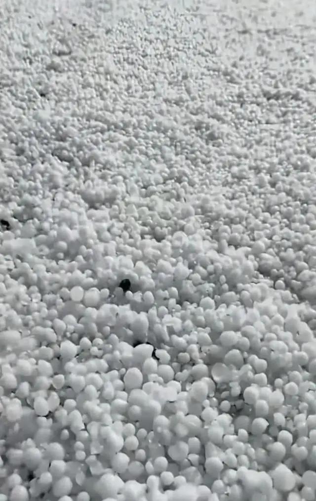 近日，极端天气频发，防城港大雨淹没了整个城市。山西朔州山阴县安荣乡下了一场罕见冰