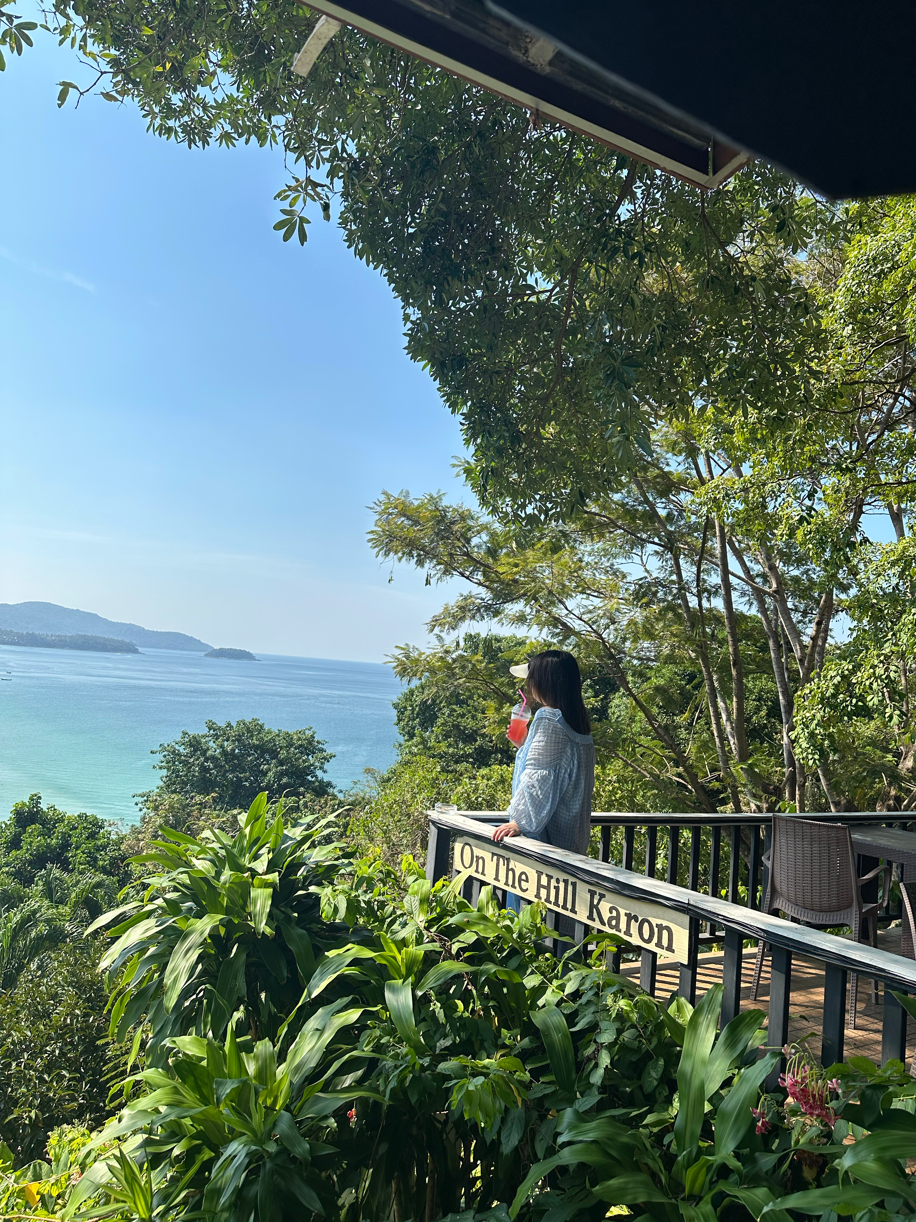 那就祝我们在这个夏天被鲜花簇拥，看大海漫漫热烈且自由，赤诚又勇敢倪妮说最重要的是