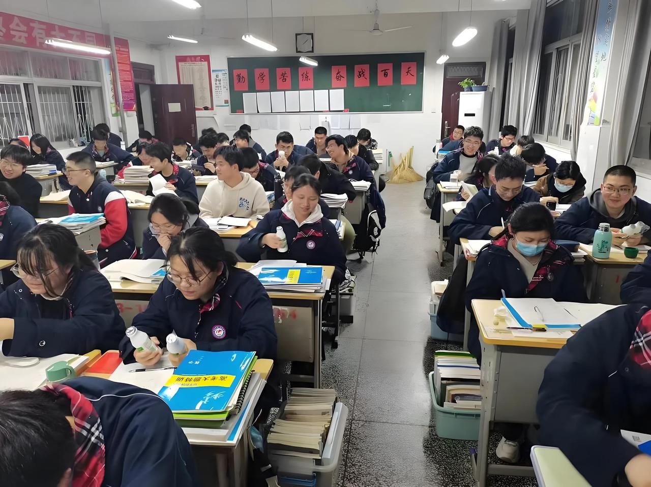 为什么越来越多大学生扎堆考公考编？真相很现实✨
近几年明显发现，考公考编彻底成了