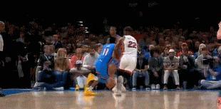 NBA赛场镜头：以赛亚—乔突破撞倒巴特勒，衔接上下步挑篮不中，杰林神兵天降空中补