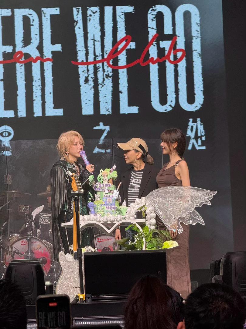 张予曦王琳现身刘忻上海巡演张予曦王琳突袭刘忻巡演现场 刘忻在台上气场全开，台下有