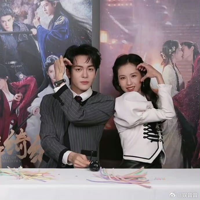 曾舜晞陈都灵反手比心月鳞绮纪直播也太好嗑啦🥰曾舜晞反手比心刚出手，陈都灵立马默