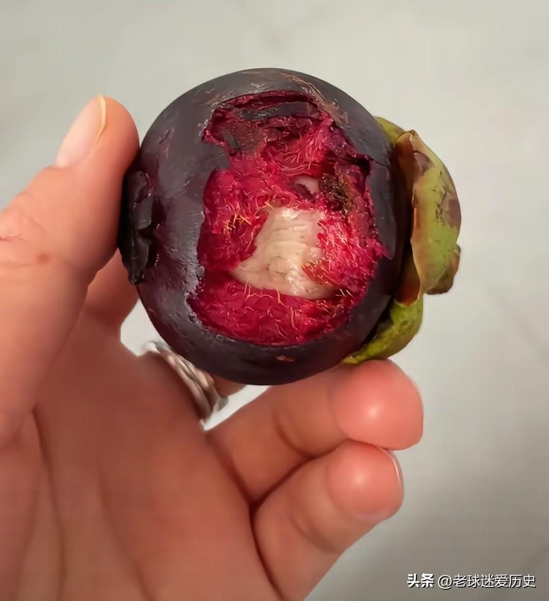 这玩意确实难吃，还死贵，啃了一嘴红，只剩下那个白核扔了，下次不买了！