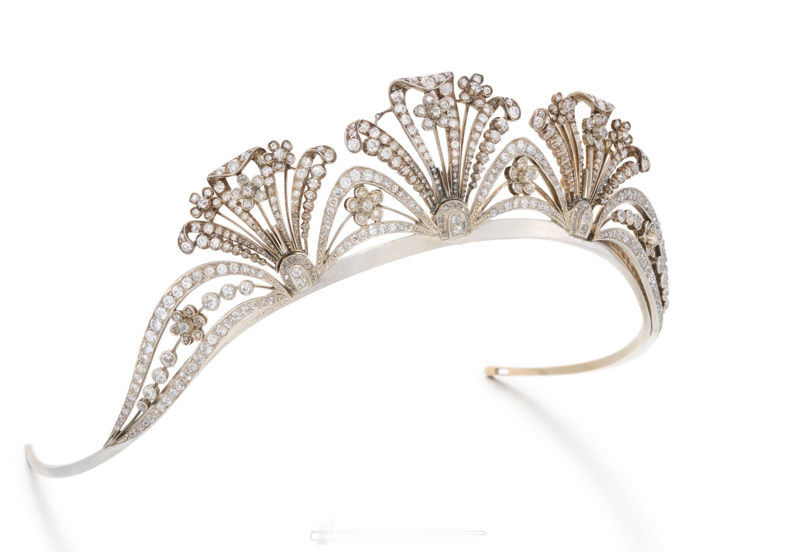 珠宝 约制作于上世纪早期的钻石王冠，由三枚放射状的羽毛胸针组成，羽毛饰以花卉图案