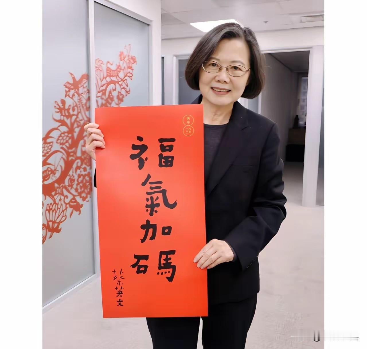 身上流着中国基因，手中执着中国文字，用中国人的语言说着中国人特有的春节叙事方式，