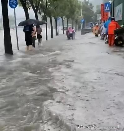 昆明突降雷暴大雨！昆明电闪雷鸣，瓢泼大雨像人用盆从天上倾倒下来一样。短短5分钟左