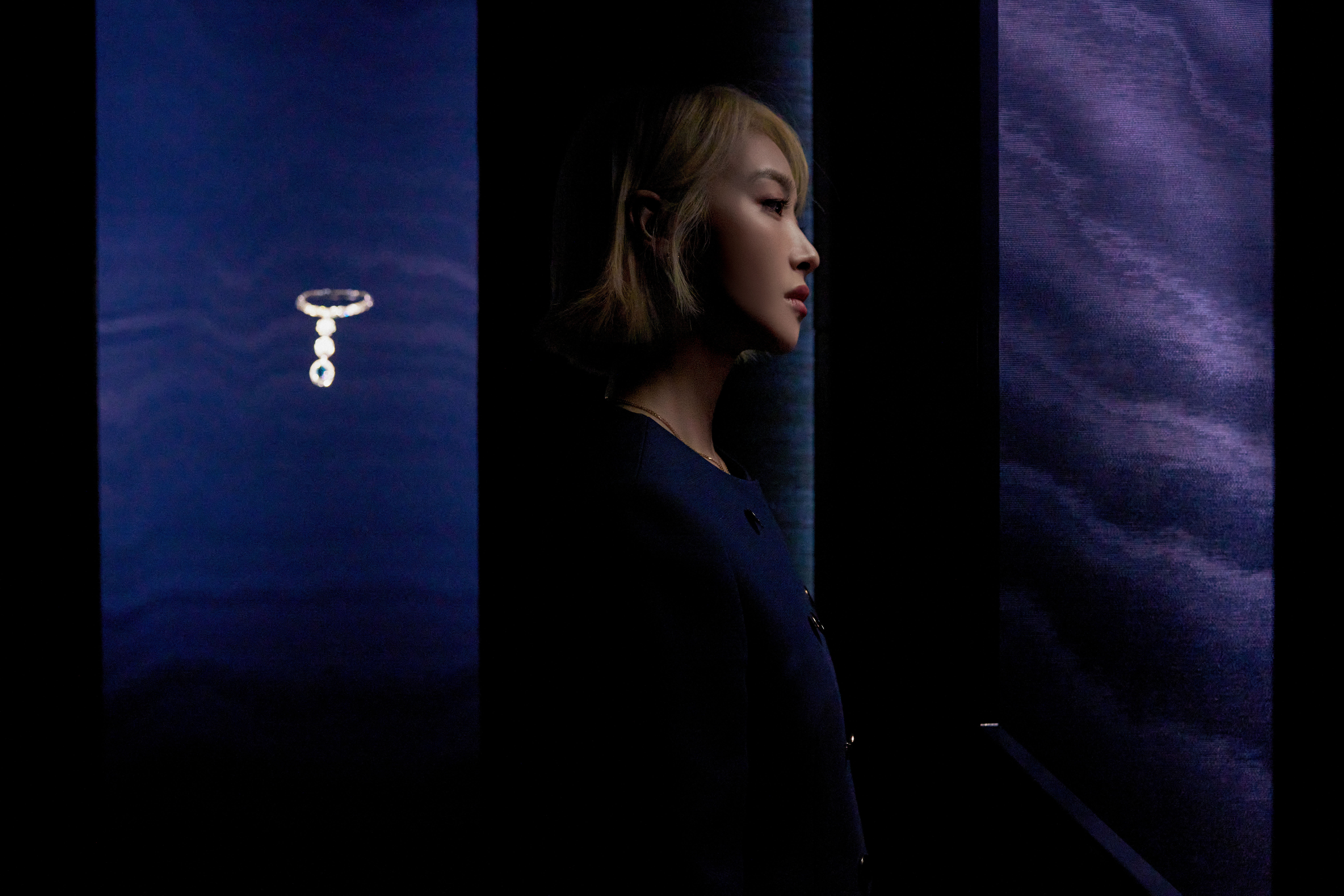 宋茜 明暗相契，质感交融，金蓝缀以灵韵。清隽利落之间，矜贵气场分寸自显。