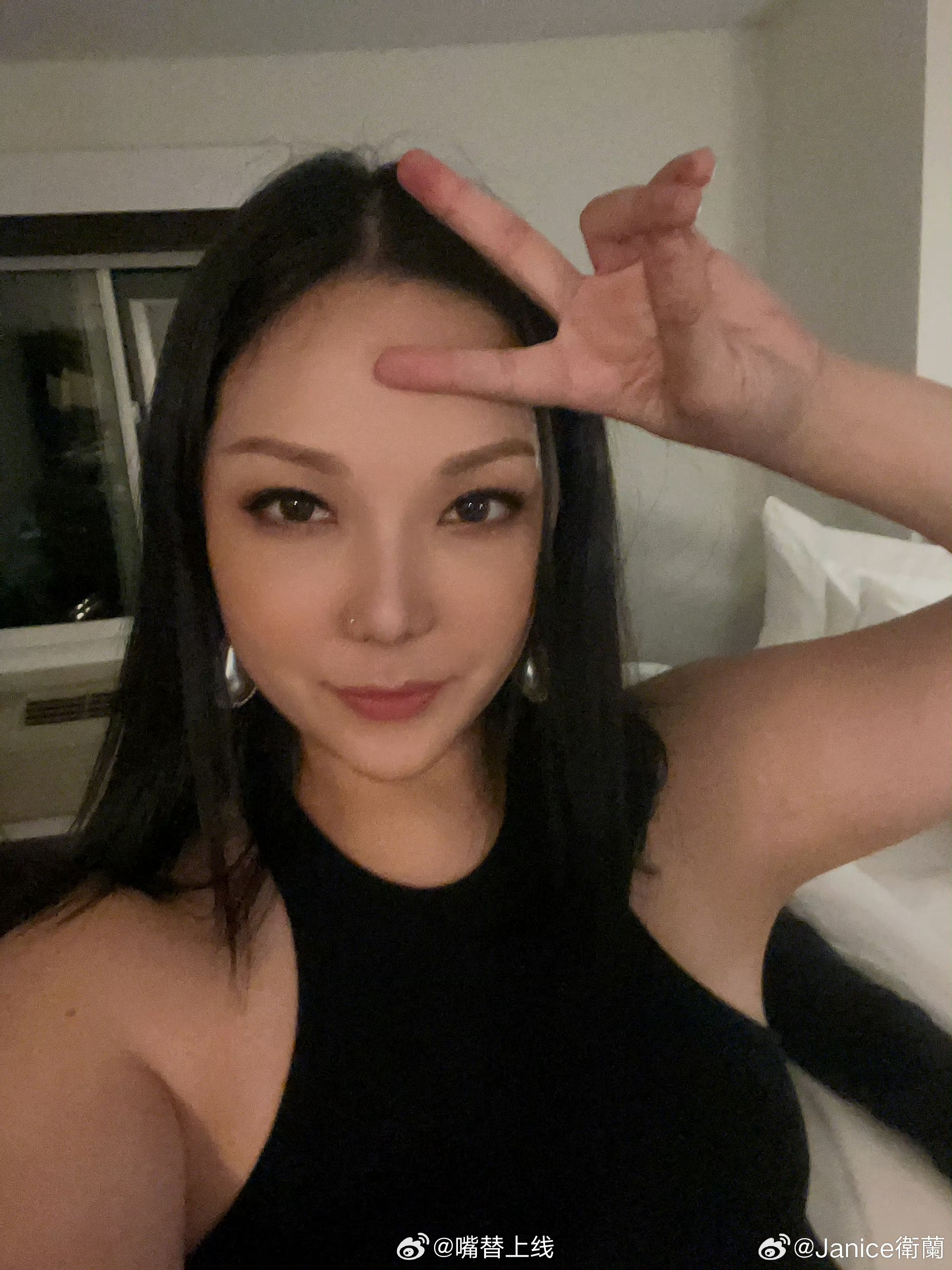 卫兰  真的好漂亮！这是谁家的猫猫呀！ 