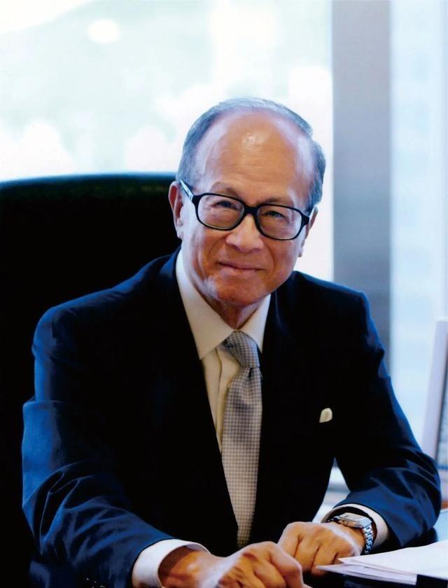 1996年，张子强绑架了李嘉诚的大儿子李泽钜，勒索20亿现金，李嘉诚却很淡定：“