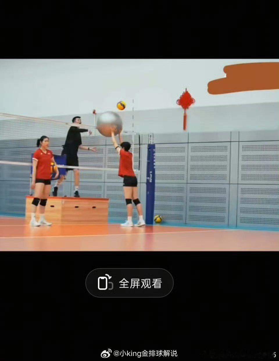 瑜伽球练习打手飞的较远的球，我们今年集训也用了。 