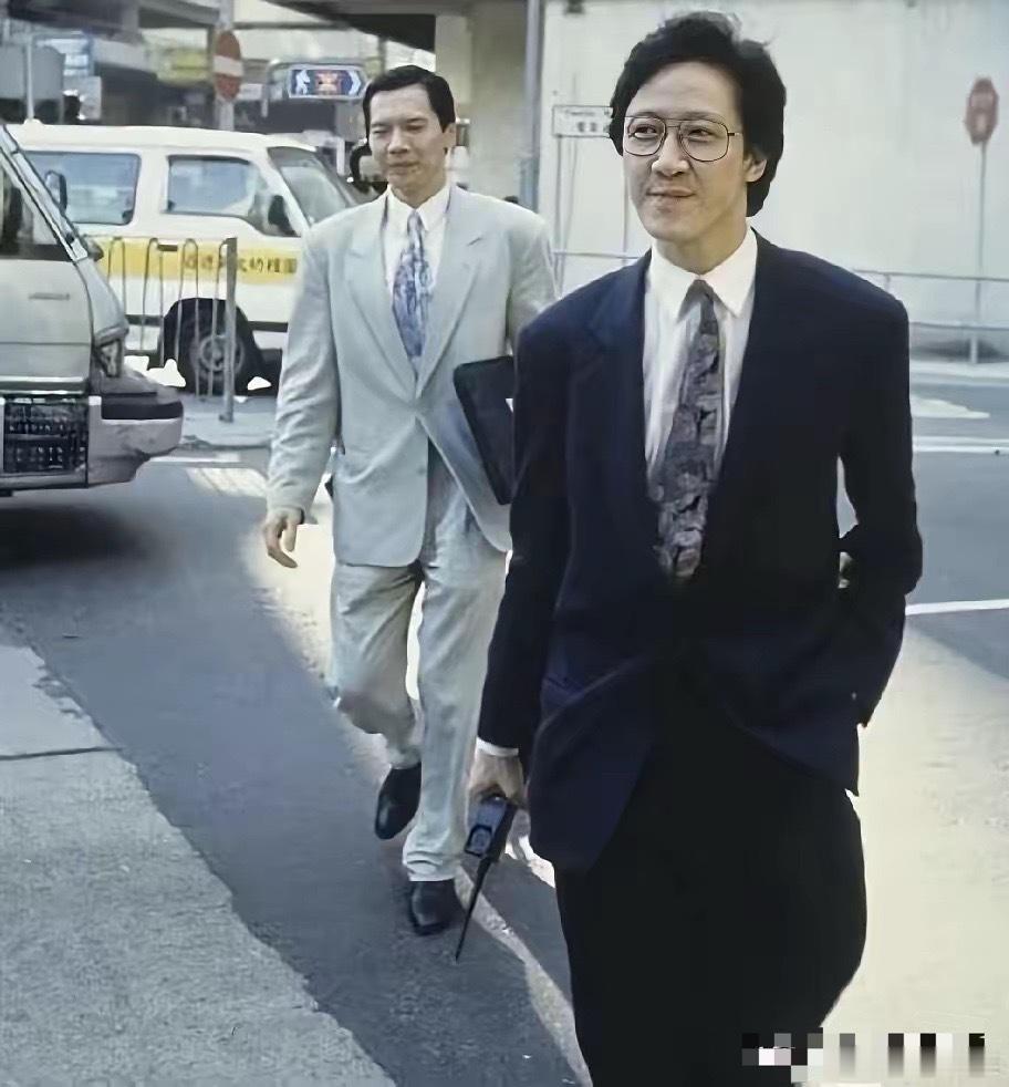 据说，那个时候的向华强是给弟弟拿包的！香港圈子里有句话，惹向华强还能活，惹到向华