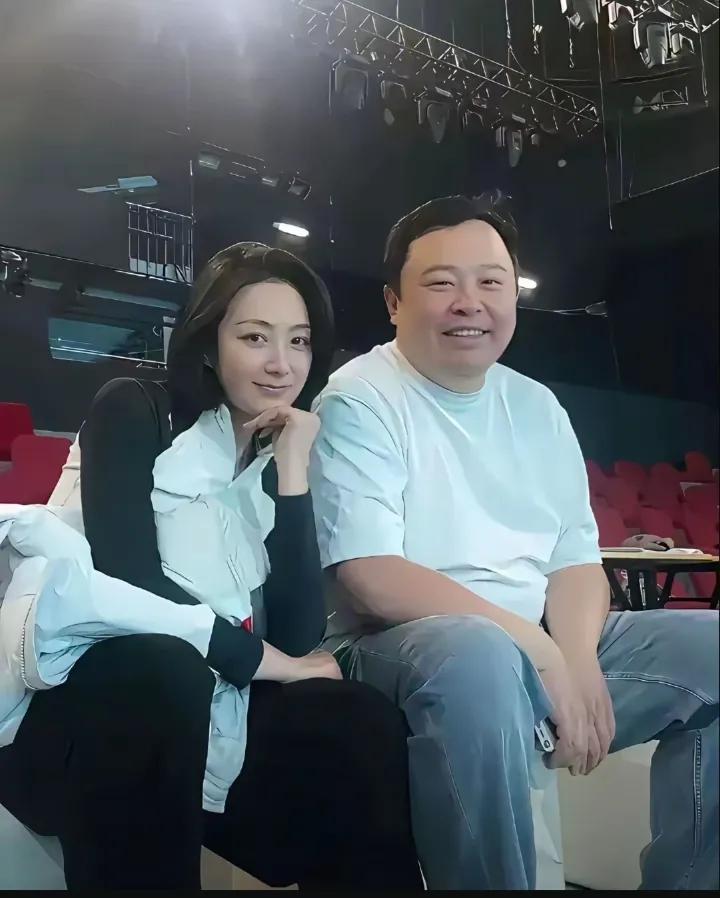 据说这是阎鹤祥的新婚妻子，已经怀孕4个月了，是幸福的孕妈妈。
有网友介绍说两个人