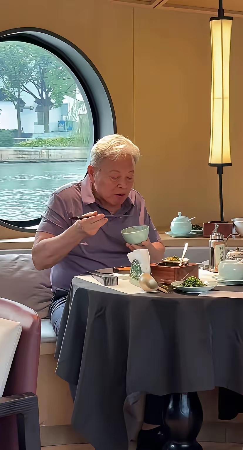 我敢打赌，99%的年轻人都不认识这位老演员。如果你认识，说明你已经老了，不信你试