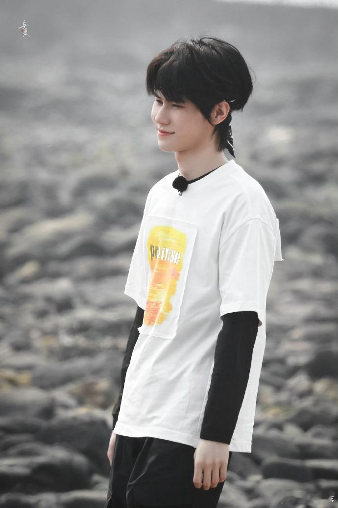 张真源这把左右为团张真源用亲身经历证明真心换真心！在奔跑吧收获温情，在少年团坚守