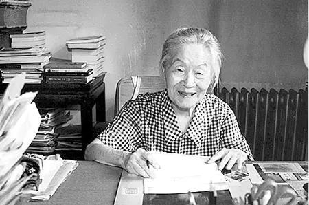 杨绛先生说过一段特别戳中年人心的话：
“没必要让所有人都知道真实的你，也没必要不