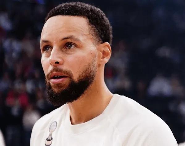 库里不愧是3分之神！
难以置信。
这个赛季，四战开拓者共进30个3分，追平单赛季