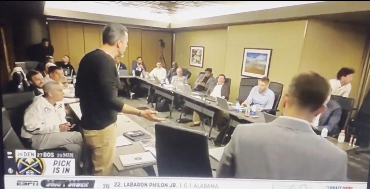 掘金选秀集会室又现名场面。所以你们刚刚一顿商量，商量了个什么？一阵沉默过后，克伦