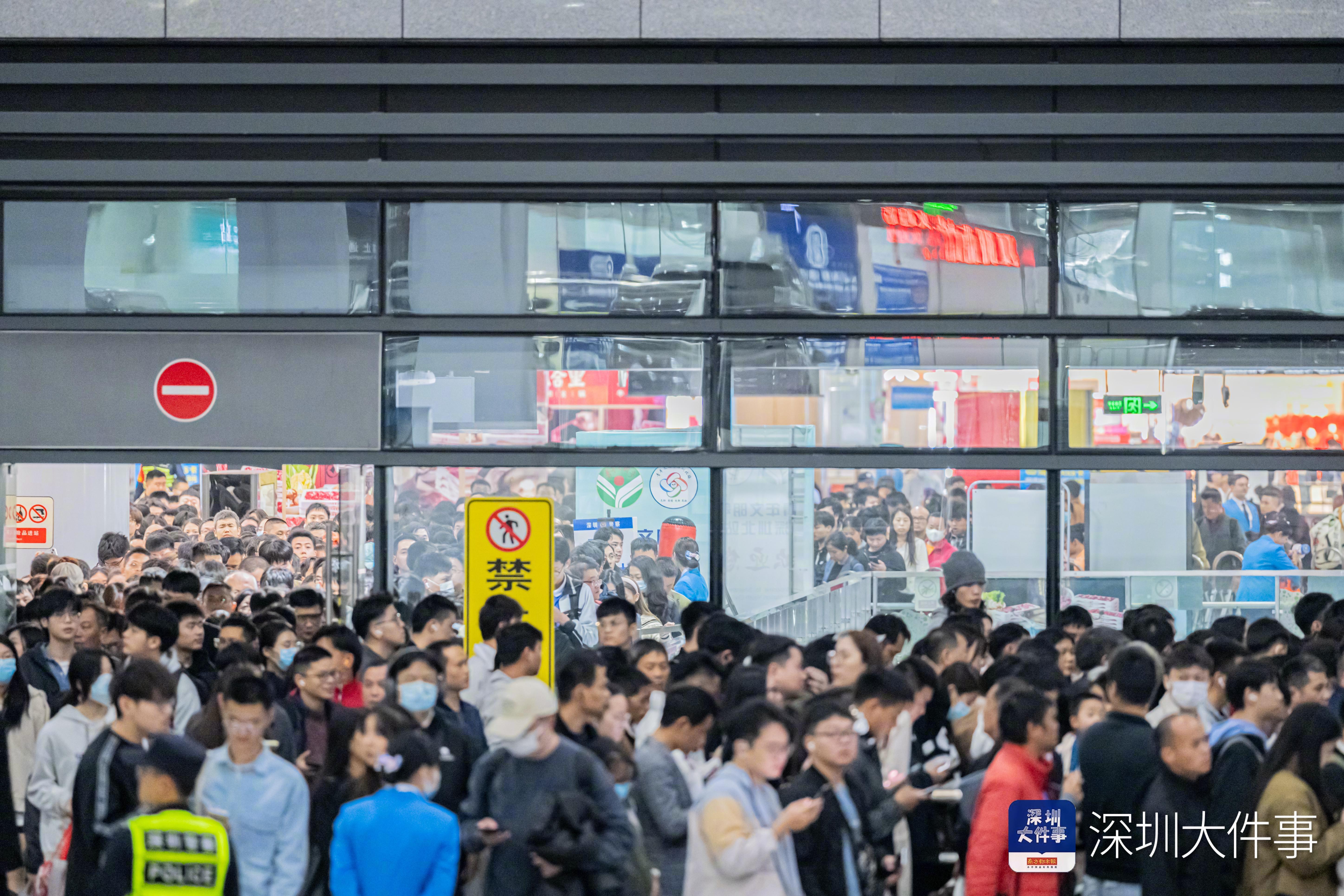 #深圳地铁单日客流首破1300万#【1305万！跨年夜深圳地铁客运量创历史新高】