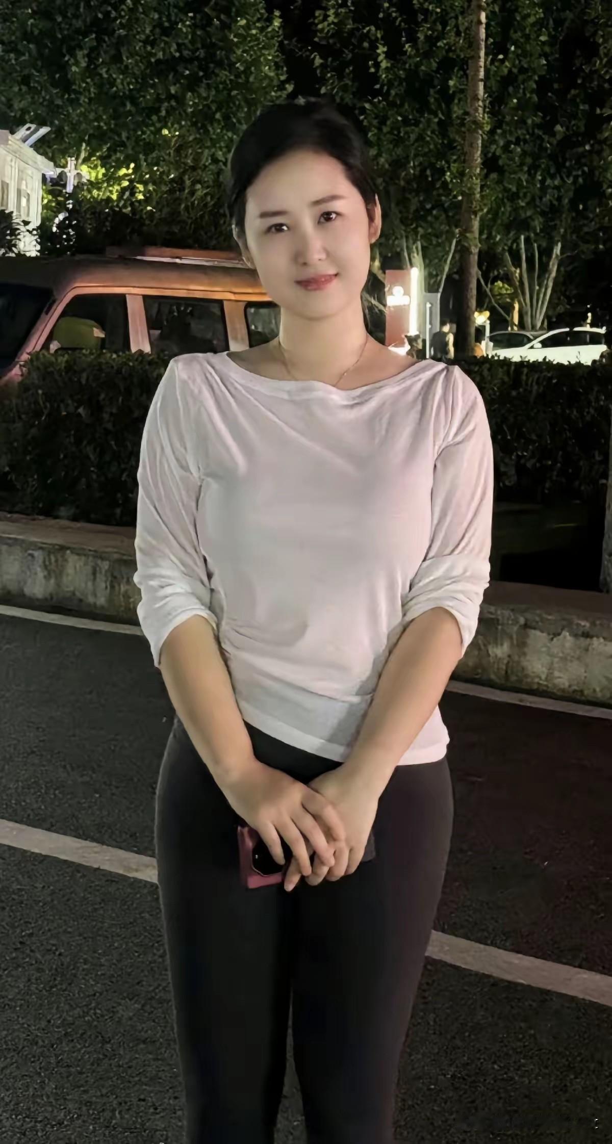 南乡子·相约
 
夜立街旁，素衣静对树阴凉。终日奔波公务扰，亲催婚早，三十有三愁