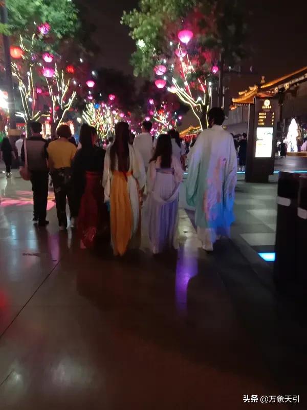 “一口二吕三为品”这上联太绝了，巧妙地把汉字结构和数字结合在一起。我觉得对下联也