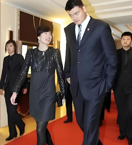 都以为姚明娶了叶莉是享福，我告诉你，他每天回家都要“受罪”，你想象一下，1米9的