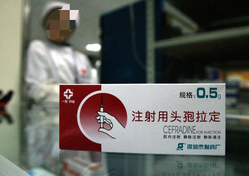 3月17日江苏苏州，男子输液头孢多年首次过敏，其眼睑、嘴唇严重水肿，突发休克倒地