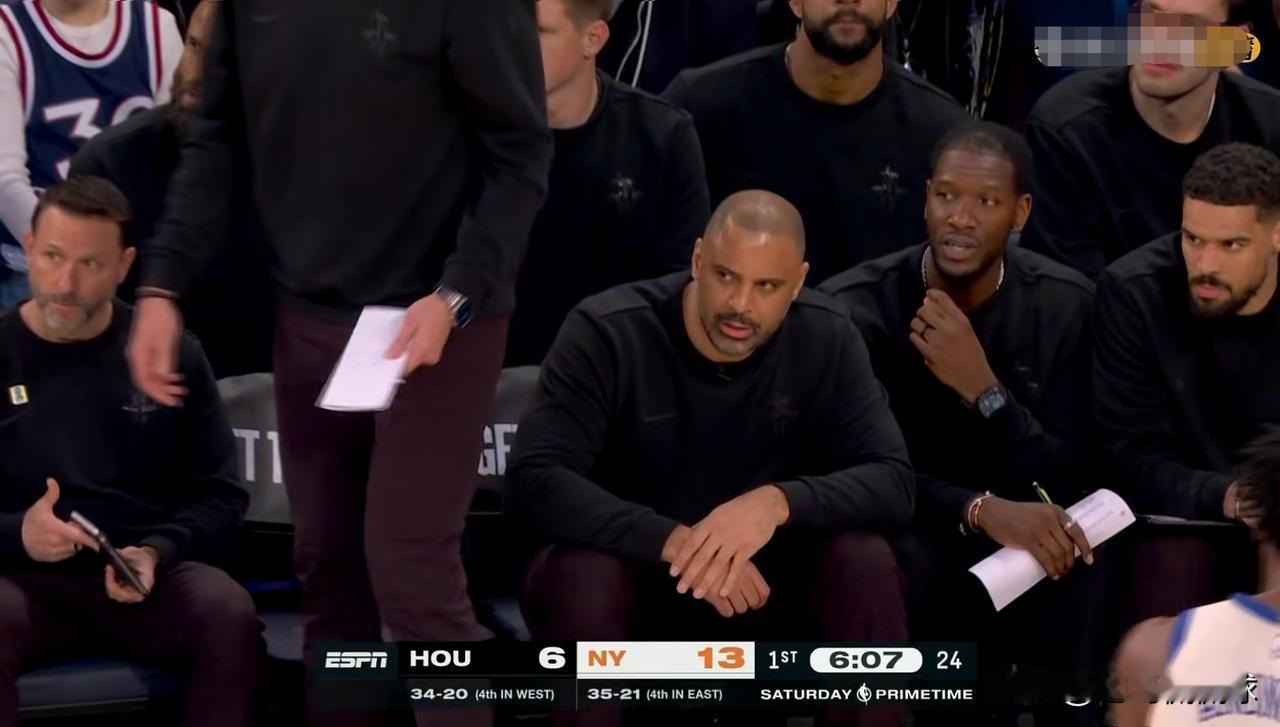 火箭巨星申京彻底的把主帅乌度卡气疯了！在今天火箭客场挑战尼克斯的焦点战中，当时比