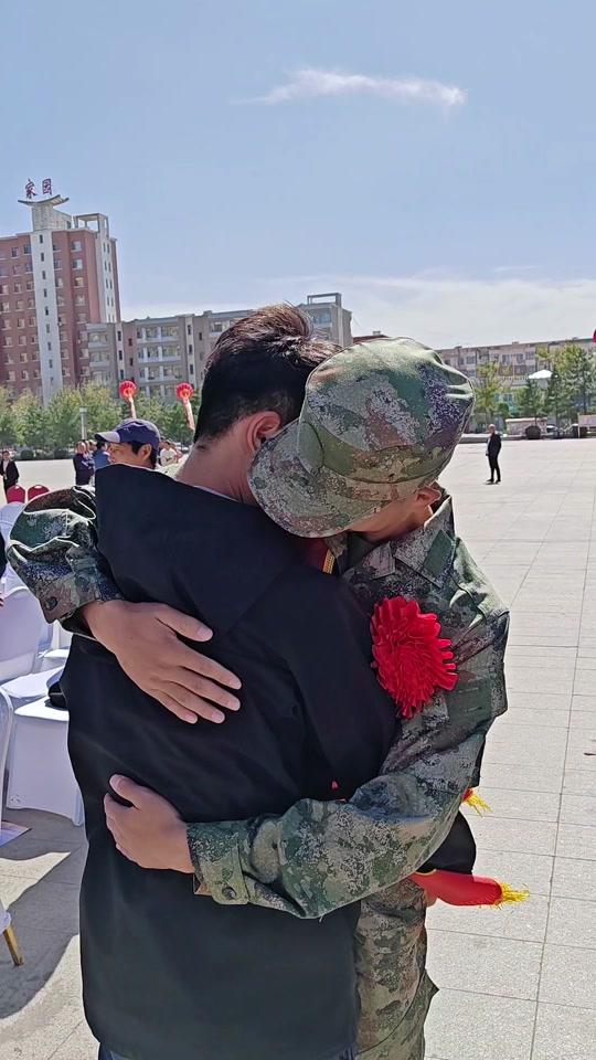 近日，宁夏银川新兵入伍这天，一对夫妇来到现场想进去送送儿子，却被拦住了，丈夫连忙