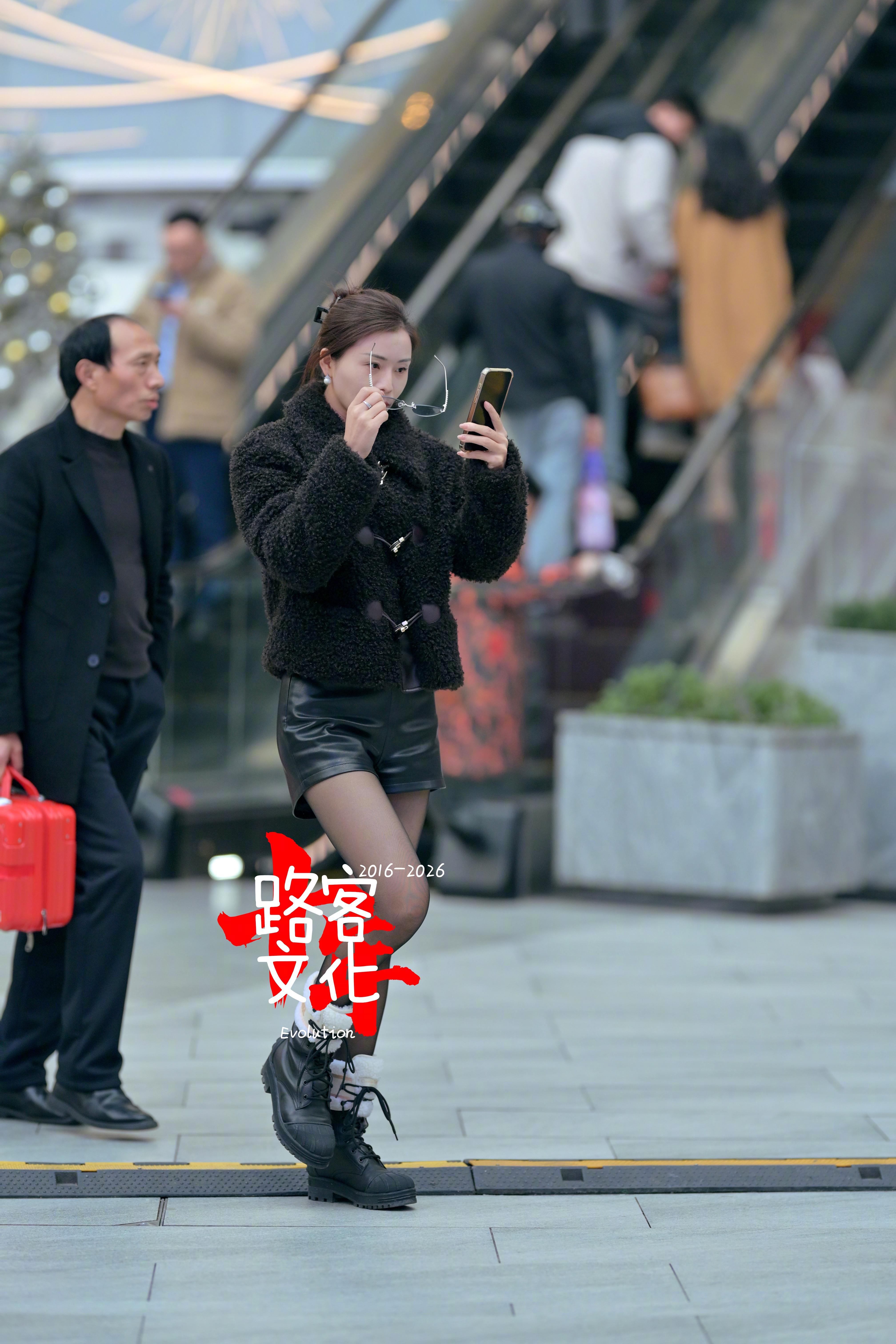 自拍一个再说 注意脚下安全! 