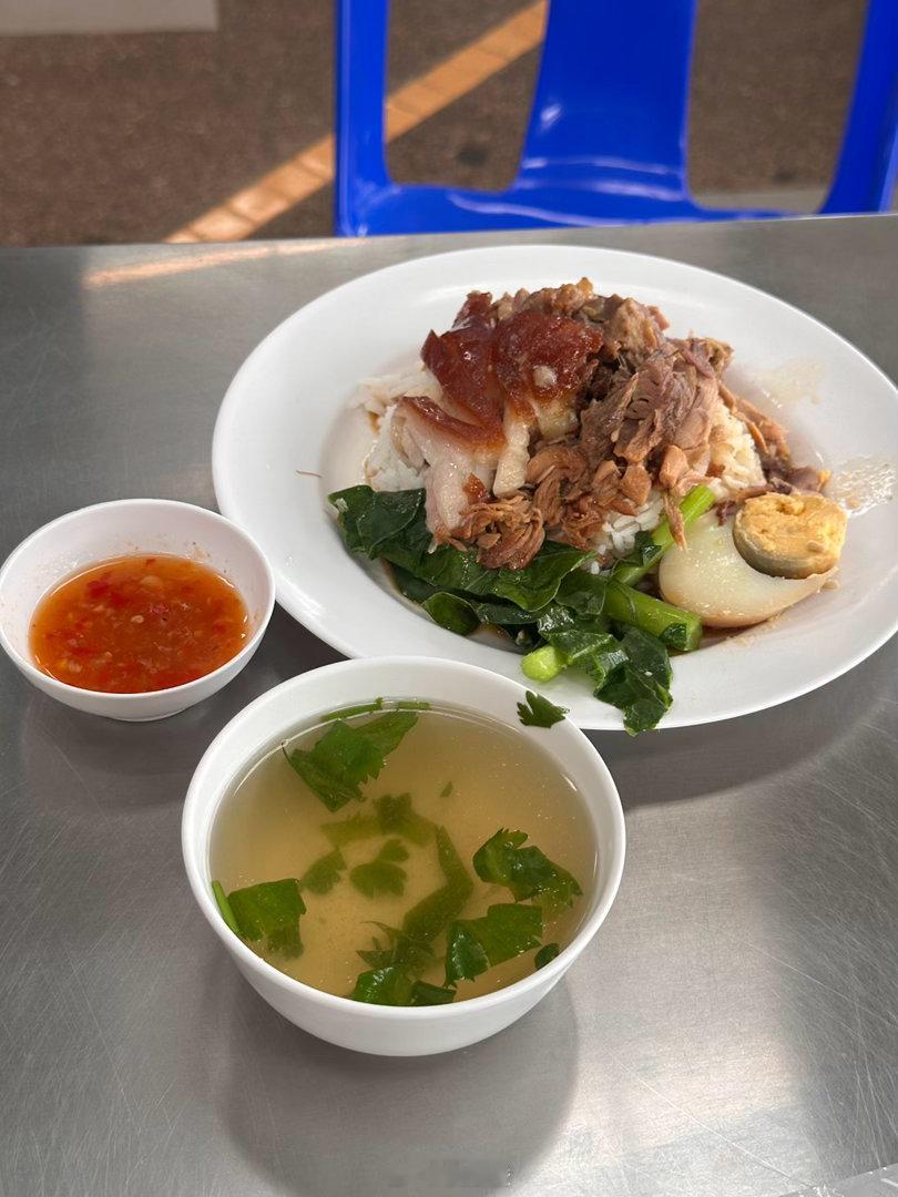 终于进入泰国了🇹🇭泰国的猪脚饭和海南鸡饭，都是一绝的[good] ​​​