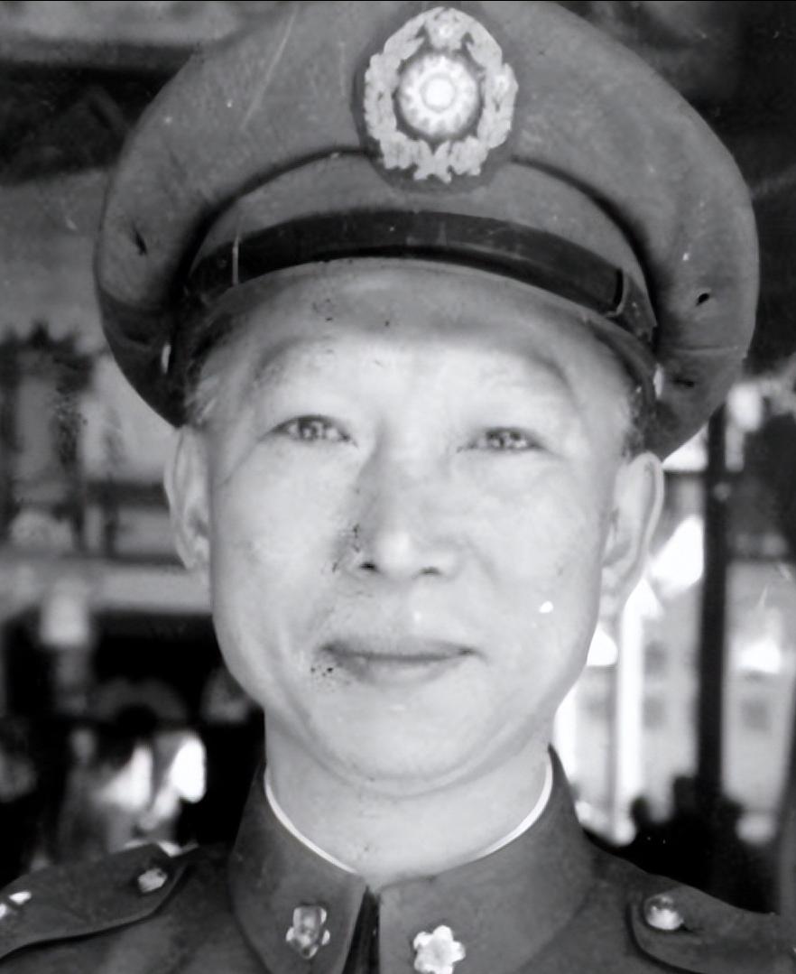 1993 年，97 岁的薛岳被推上法庭受审，法官发问后，他沉默了很长时间，却始终