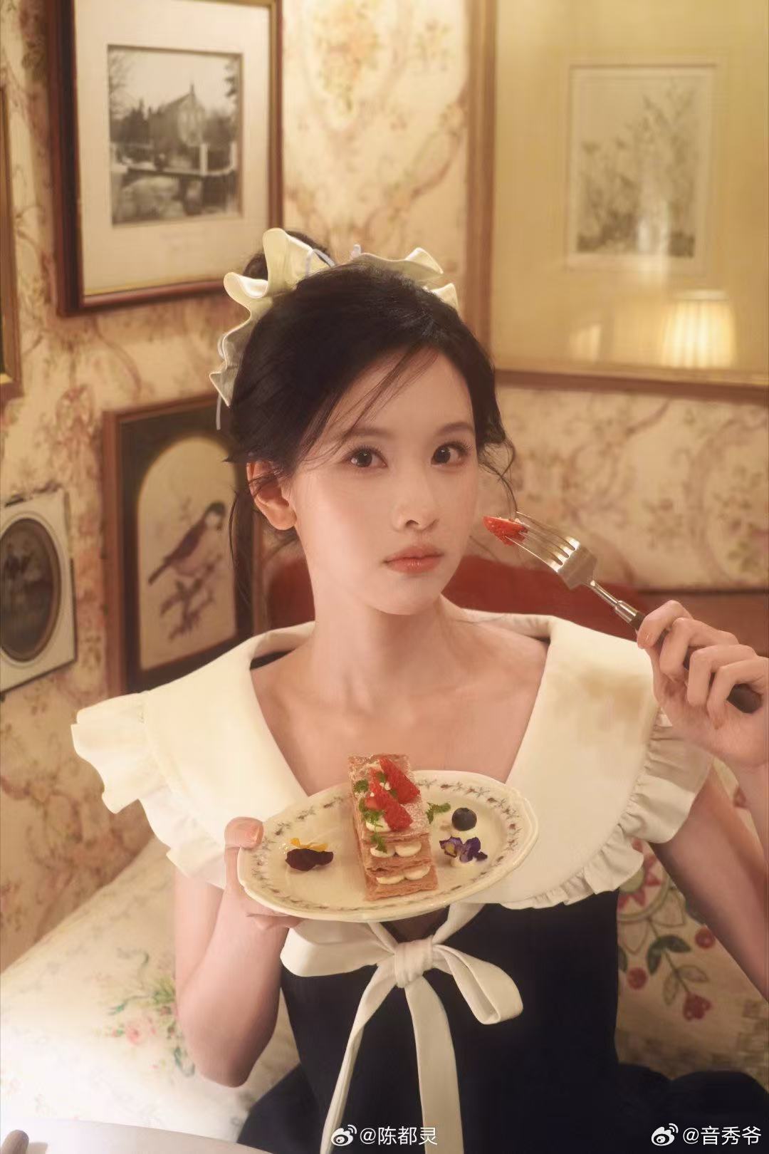 陈都灵 算姐姐没用 谁能想到温柔白裙钢琴姐姐，在机场被粉丝一问，轻飘飘说出算姐姐