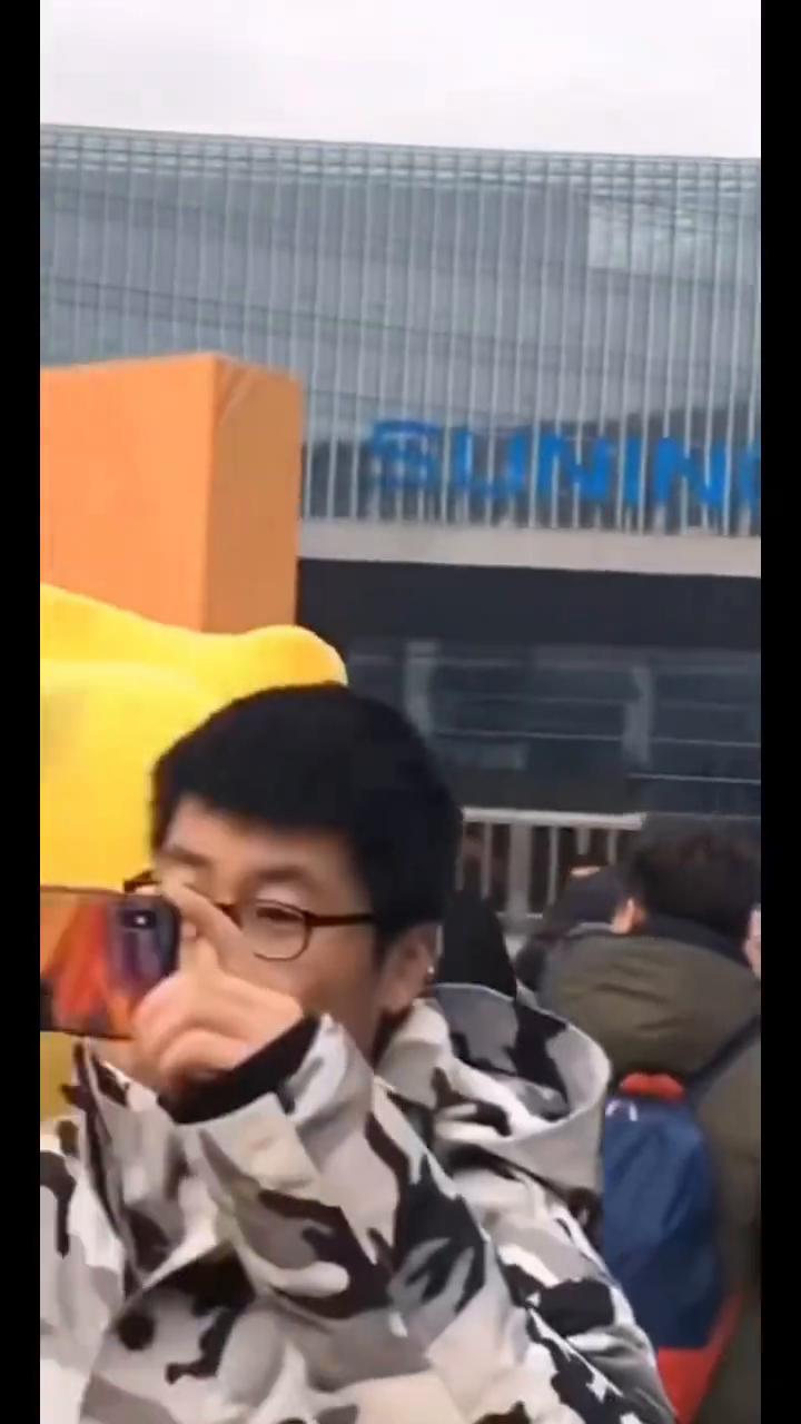 欢迎表演。戴帽子的，鑫爷，周星驰，鑫爷，亲人，能不能帮我前来一下。