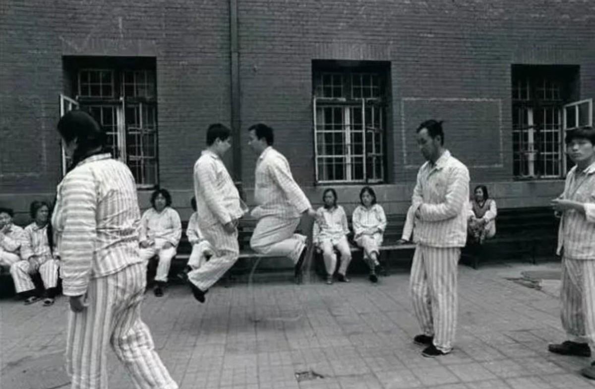 1973年，美国一所精神病院，一名患者凑近另外一名患者说：“你绝对没有精神病，你