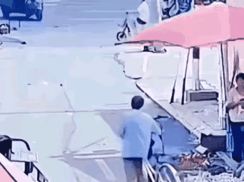 驾驶蓝色三轮车这小子是怎么回事？眼见前面一辆自行车，一辆代步车，为什么他视而不见