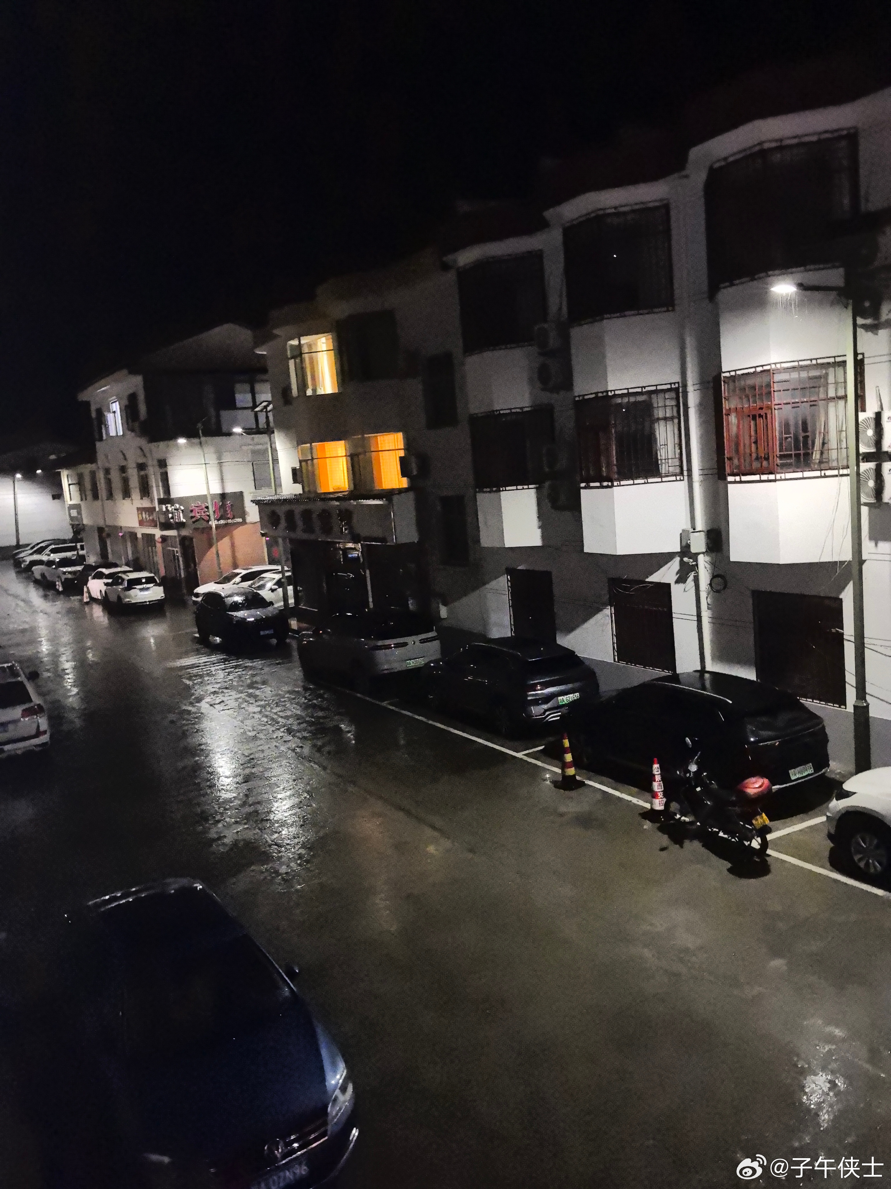 深夜，窗外，雨还在下。大山里的皇冠镇，除了雨声，一片寂静。想起了一首古诗：“君问