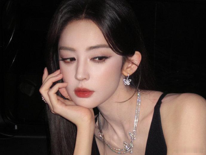 当镜头突然对准娜扎20秒 被这突如其来的20秒治愈了！看着她从错愕到坦然微笑，仿