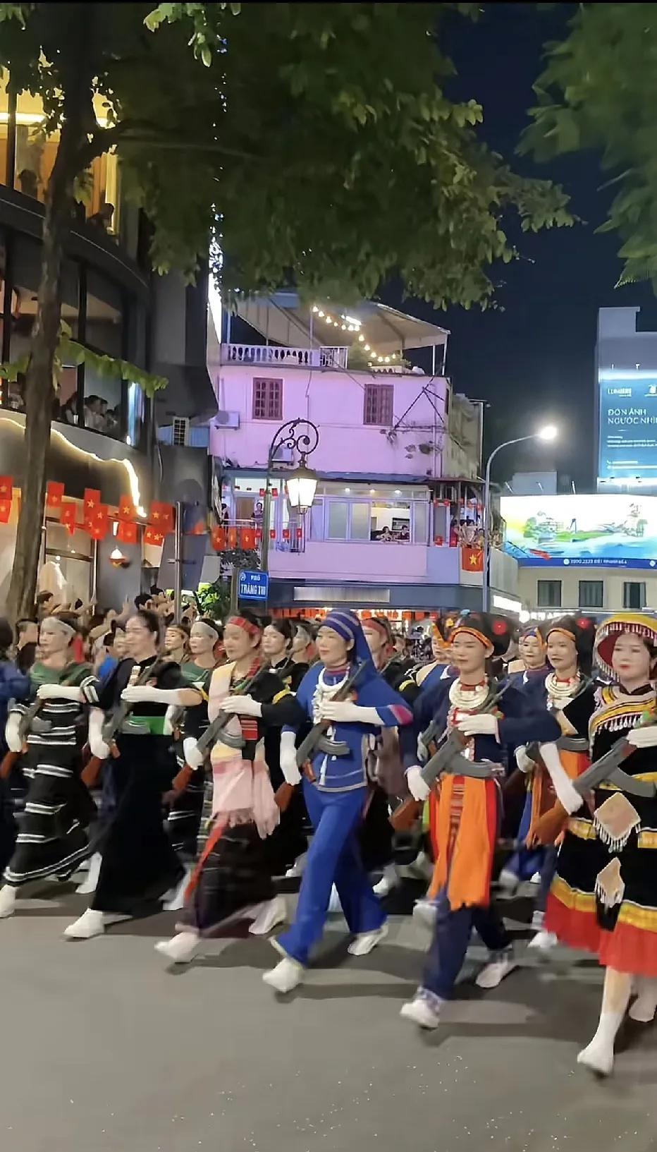 越南在这个东南亚地区，也是有颗展示军事的野心呀。

可以说，越南就是要把军队打造