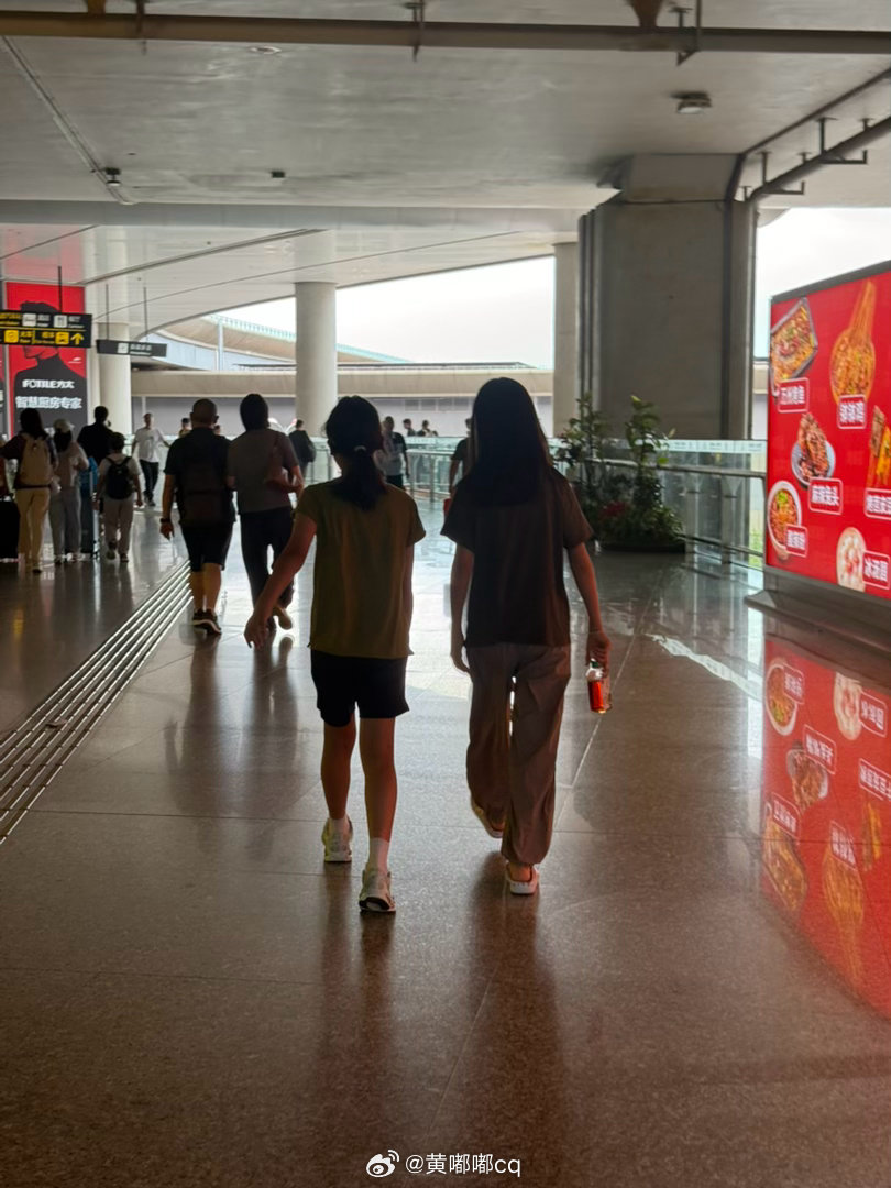 迎接我刚出生就被迫与我分离的亲老三归家 
