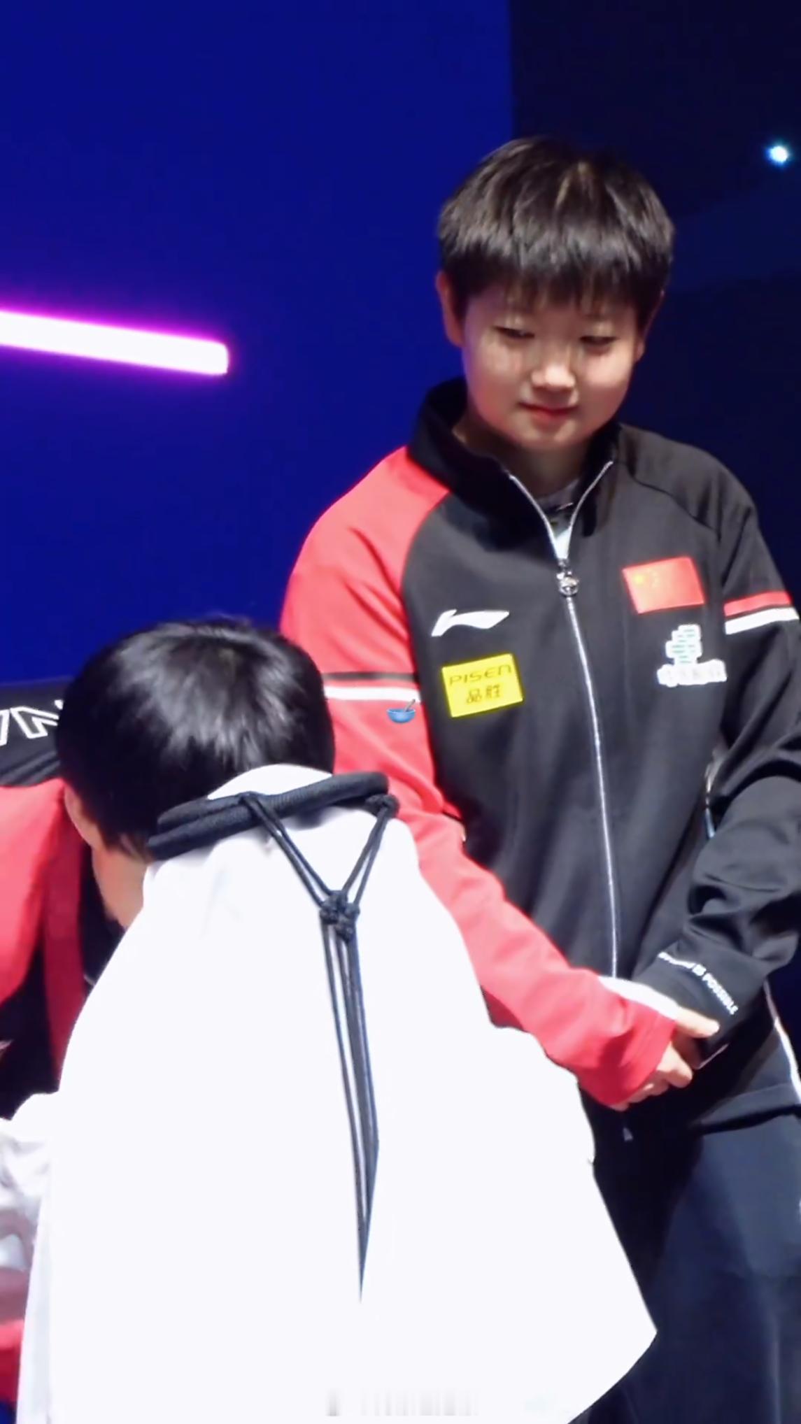 戴金牌时这两个眼神好戳我…满满的爱意🥺cr：网页链接