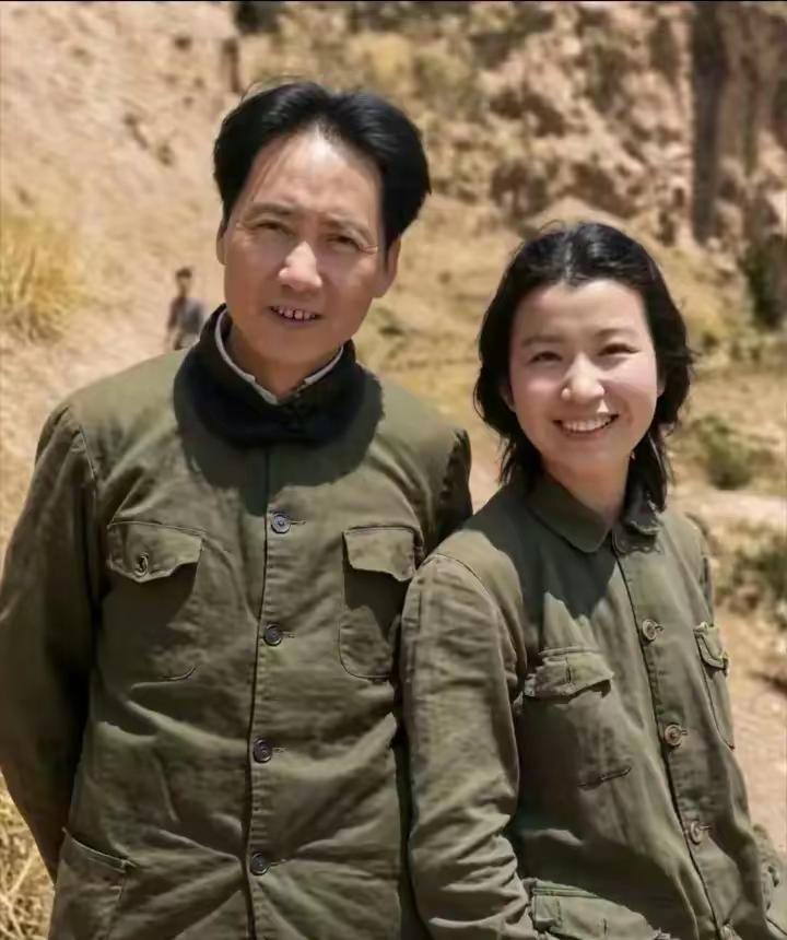 一张延安剧照，没有轰轰烈烈的大场面，却越品越有力量。
 
黄土坡为背景，一身粗布