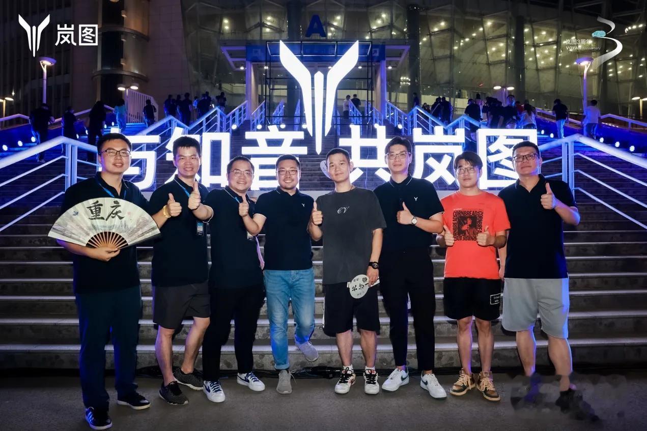 与用户在一起，岚图汽车越来越浪漫了。
从出了武汉机场，我们就看到了到处悬挂或是移