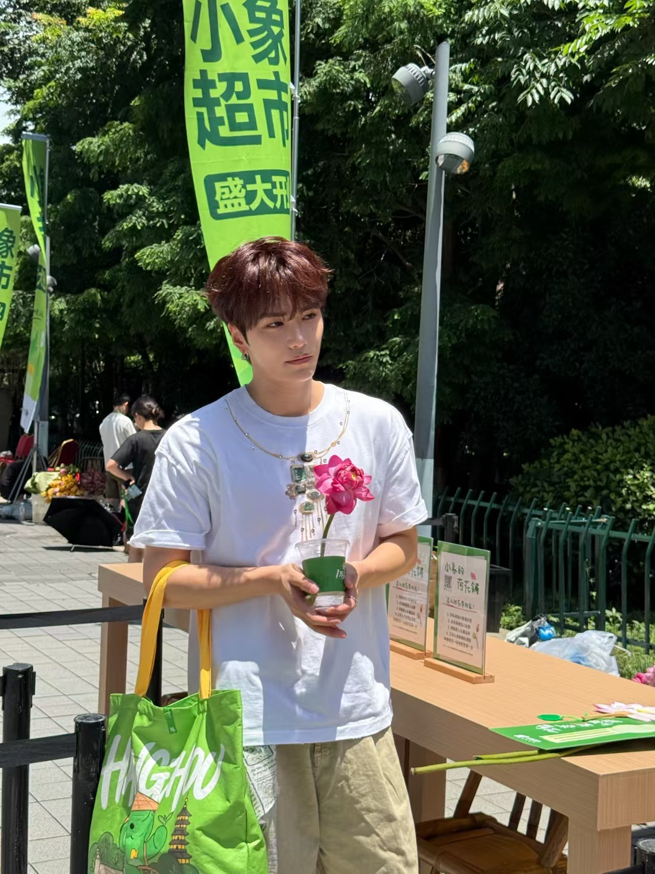 小象超市送杭州人1万朵荷花属于杭州人的夏日情书已送达！小象超市豪送万朵荷花，龙湖