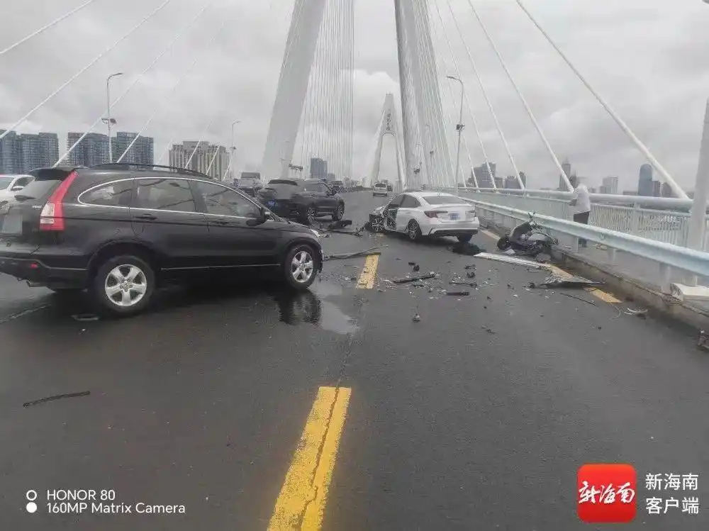 #警方通报海口世纪大桥碰撞事故#【海口世纪大桥一车失控，与对向车道车辆相撞！警方