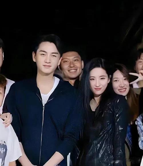 刘亦菲华表领奖，李现陈晓绅士护航引热议

2025年华表奖夜，刘亦菲一袭星河纱裙