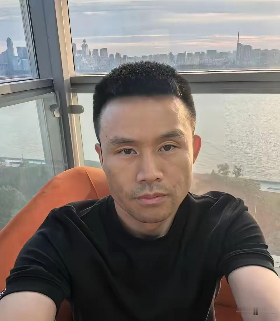 从抢着买单到被催着快点，陈总只用了一次破产。
42岁，流水线上手忙脚乱地打包，旁