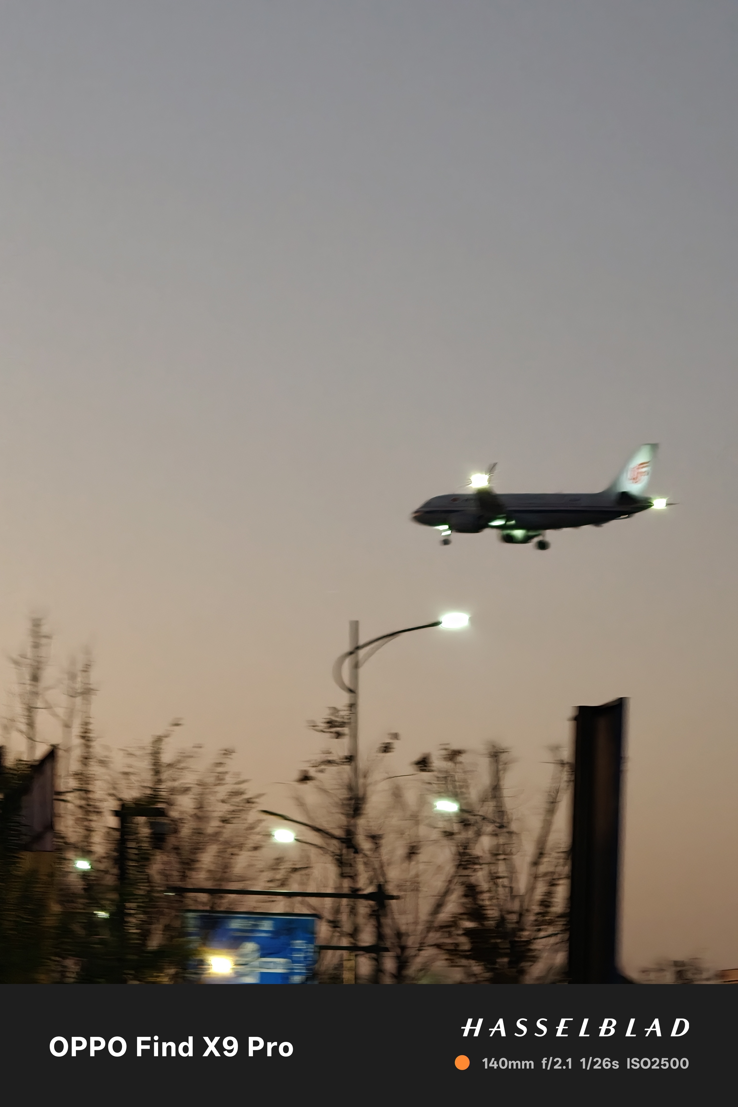 抓拍到了，但是不太行，天太黑了被这大冷风吹的我肚子疼，先回酒店了下回有机会早点出